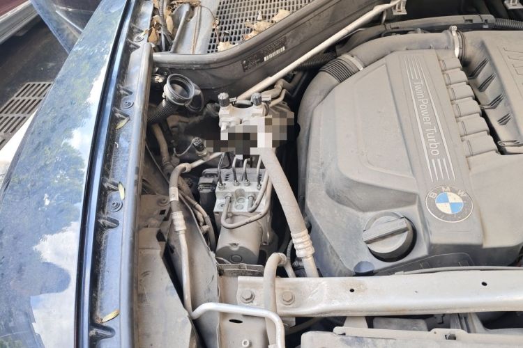 Used BMW X5 2012 xDrive35i U.S. specification Engine Bay Right