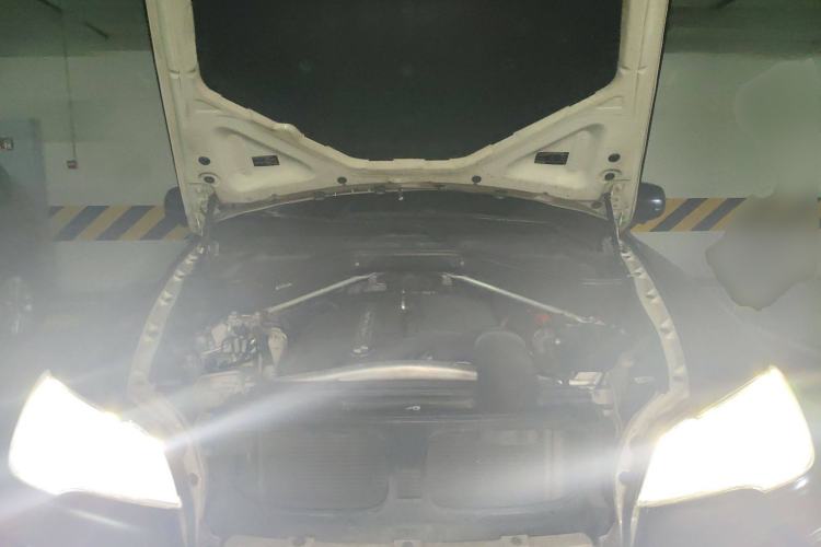 Used BMW X5 2012 xDrive35i U.S. specification Engine Bay