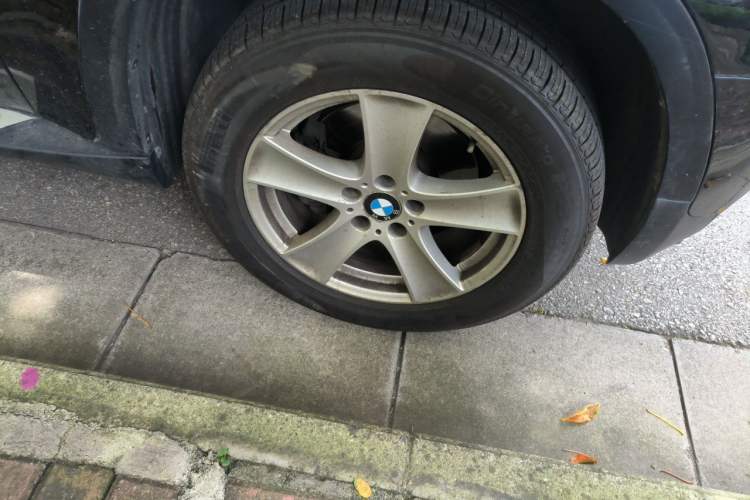 Used BMW X5  Right Front Wheel Hub