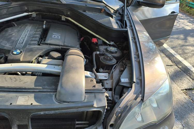 Used BMW X5 2012 xDrive35i U.S. specification Engine Bay Left