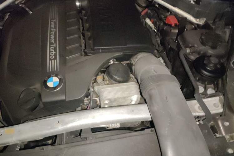 Used BMW X5 2012 xDrive35i U.S. specification Engine Bay Left