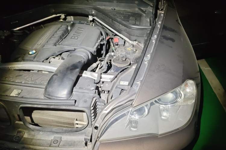 Used BMW X5 2012 xDrive35i U.S. specification Engine Bay Left