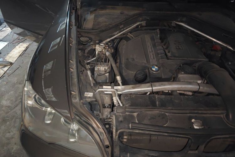 Used BMW X5 2012 xDrive35i U.S. specification Engine Bay Right