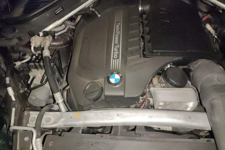 Used BMW X5 2012 xDrive35i U.S. specification Engine Bay Right