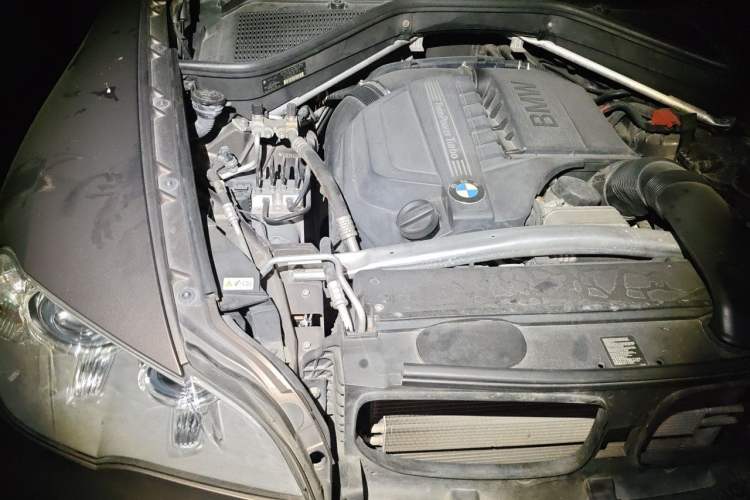 Used BMW X5 2012 xDrive35i U.S. specification Engine Bay Right