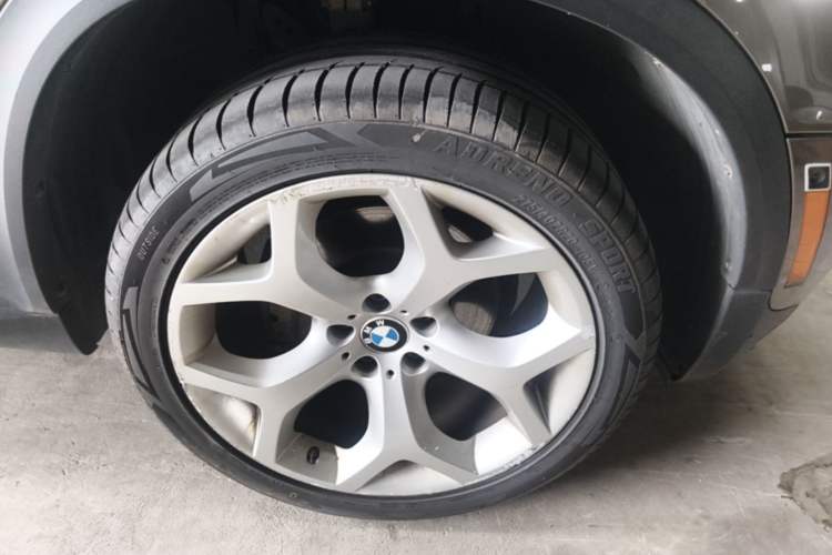Used BMW X5  Right Front Wheel Hub