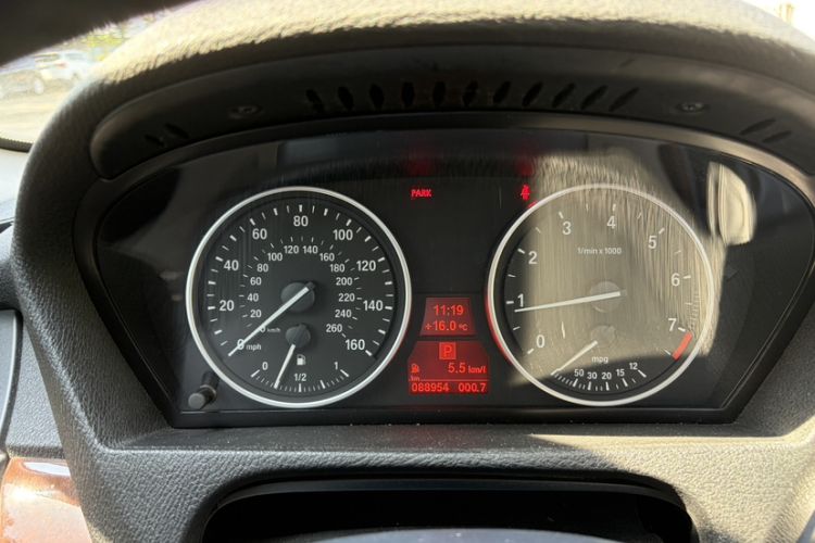 Used BMW X5 2012 xDrive35i U.S. specification Odometer Close Up
