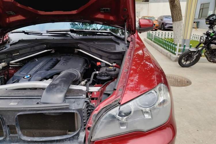 Used BMW X5 2012 xDrive35i U.S. specification Engine Bay Left