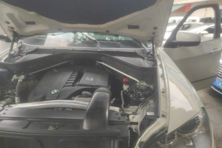 Used BMW X5 2012 xDrive35i U.S. specification Engine Bay Left