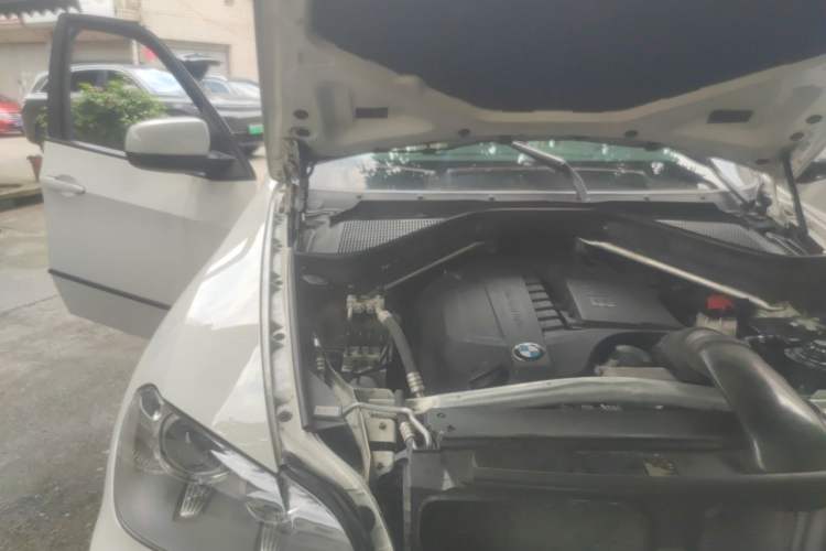 Used BMW X5 2012 xDrive35i U.S. specification Engine Bay Right