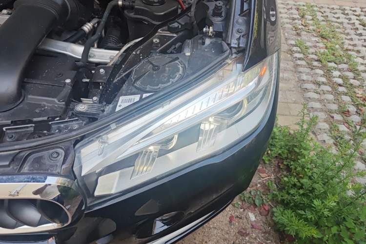 Used BMW X5 2013 xDrive35i U.S. specification Engine Bay Left