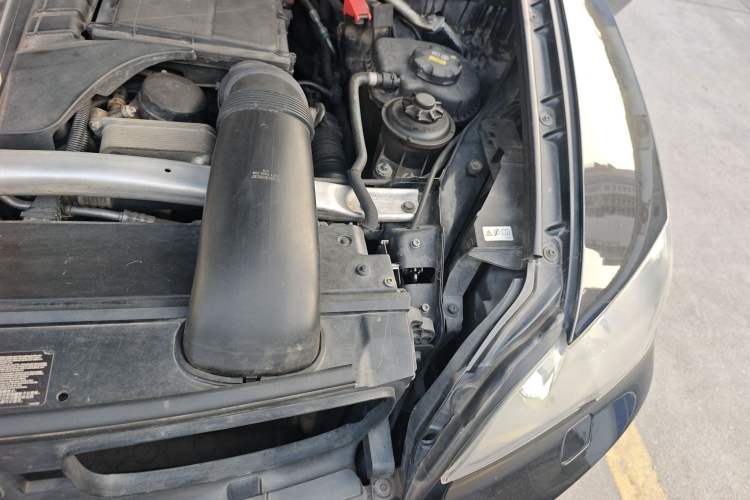 Used BMW X5 2013 xDrive35i U.S. specification Engine Bay Left