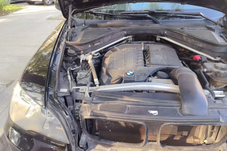 Used BMW X5 2013 xDrive35i U.S. specification Engine Bay Right