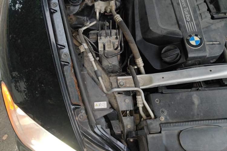 Used BMW X5 2013 xDrive35i U.S. specification Engine Bay Right