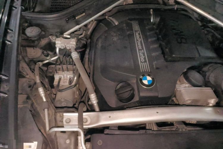 Used BMW X5 2013 xDrive35i U.S. specification Engine Bay Right