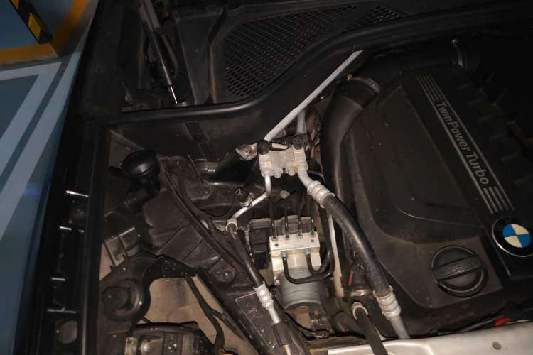 Used BMW X5 2013 xDrive35i Luxury Edition Engine Bay Right
