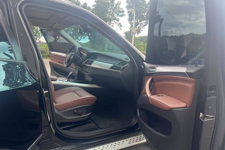 Used BMW X5 2013 xDrive35i Middle East version Interior 3