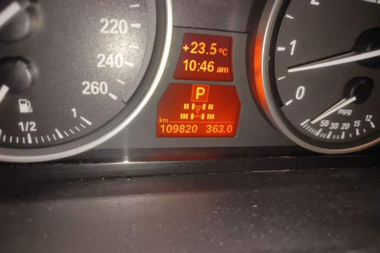 Used BMW X5 2013 xDrive35i U.S. specification Odometer Close Up