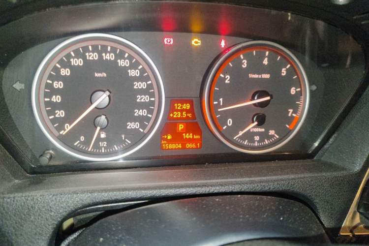 Used BMW X5 2013 xDrive35i Leading Model Odometer Close Up