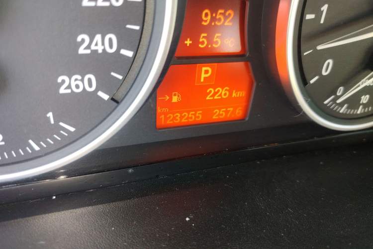 Used BMW X5 2013 xDrive40i Odometer Close Up