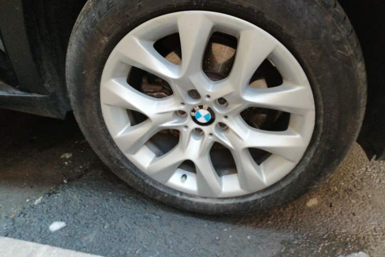 Used BMW X5 2013 xDrive35i Leading Model Right Front Wheel Hub