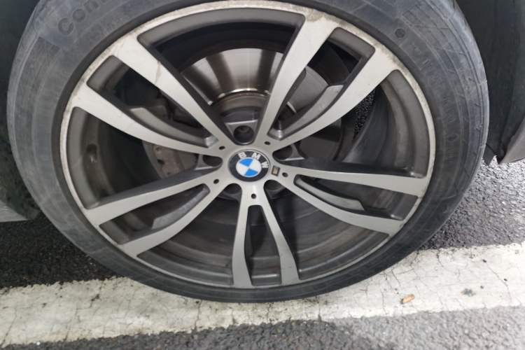 Used BMW X5 2013 xDrive35i Luxury Model Right Front Wheel Hub