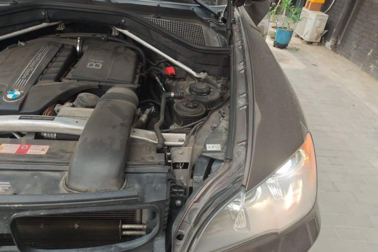 Used BMW X5 2013 xDrive35i U.S. specification Engine Bay Left