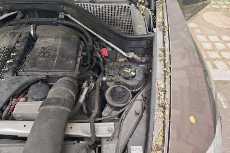 Used BMW X5 2013 xDrive35i U.S. specification Engine Bay Left