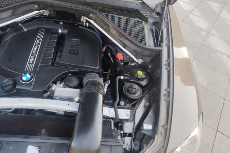 Used BMW X5 2013 xDrive35i U.S. specification Engine Bay Left