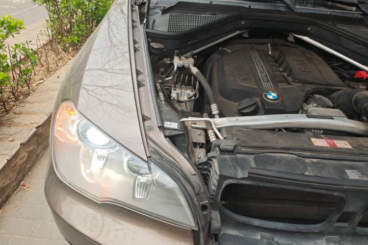 Used BMW X5 2013 xDrive35i U.S. specification Engine Bay Right