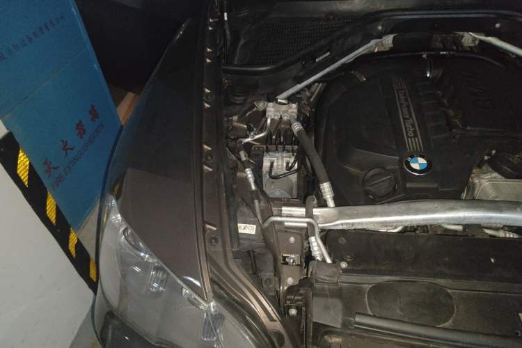Used BMW X5 2013 xDrive35i U.S. specification Engine Bay Right