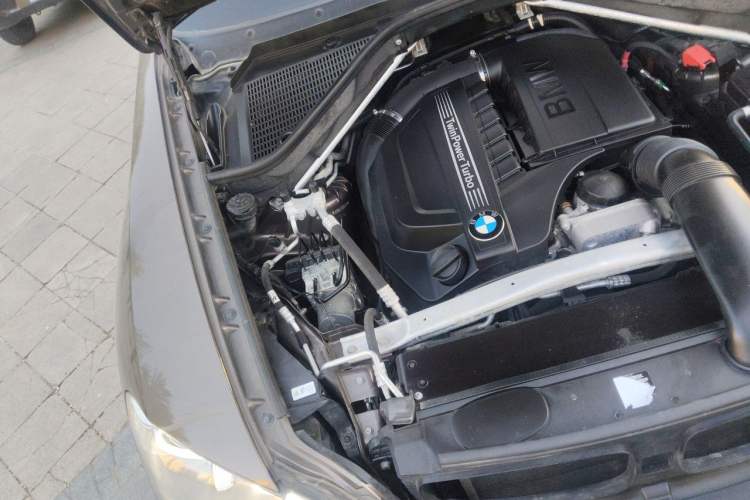 Used BMW X5 2013 xDrive35i U.S. specification Engine Bay Right