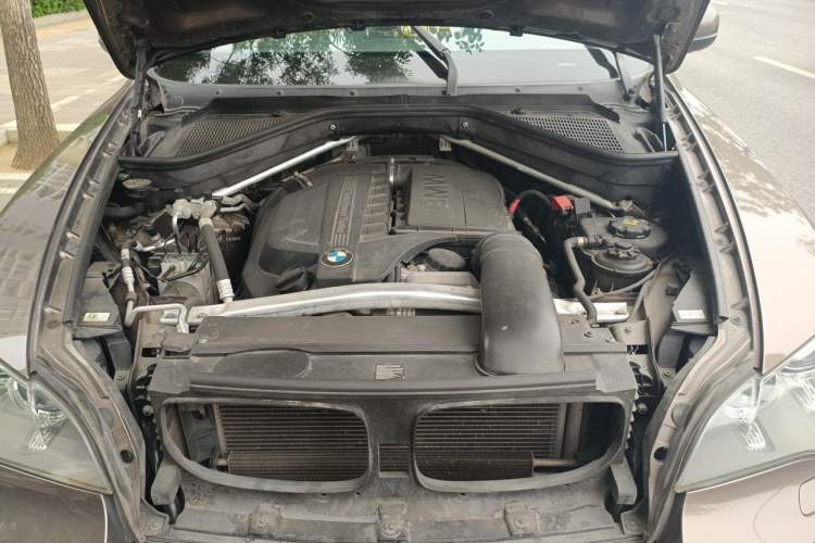 Used BMW X5 2013 xDrive35i Leading Model Engine Bay