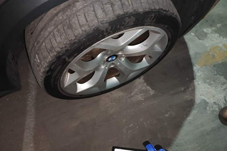 Used BMW X5  Right Front Wheel Hub
