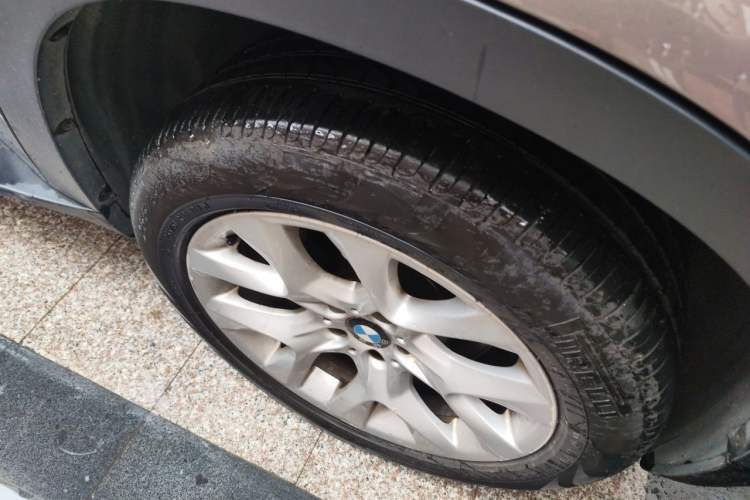 Used BMW X5 2013 xDrive35i Luxury Edition Right Front Wheel Hub