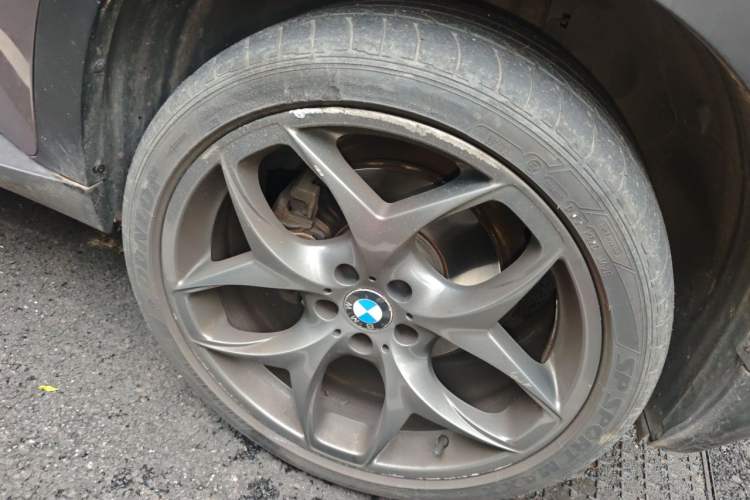 Used BMW X5 2013 xDrive35i Luxury Model Right Front Wheel Hub