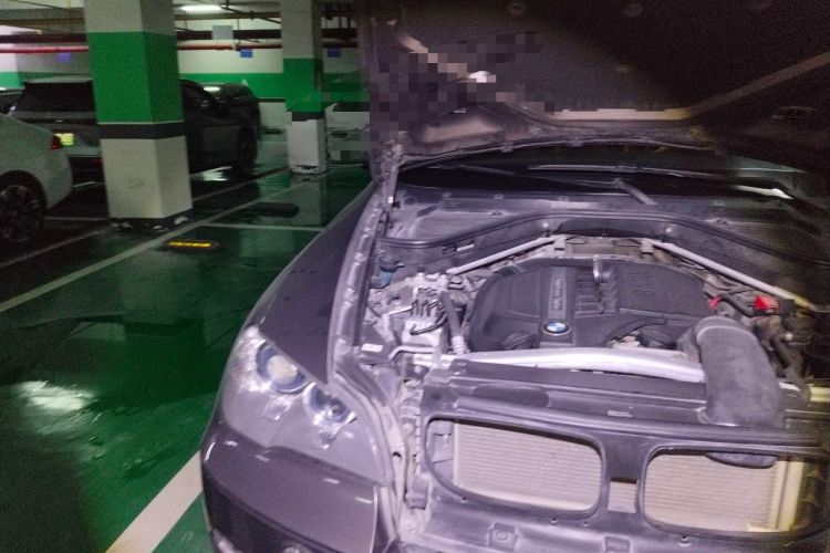 Used BMW X5 2013 xDrive35i Middle East version Engine Bay Right