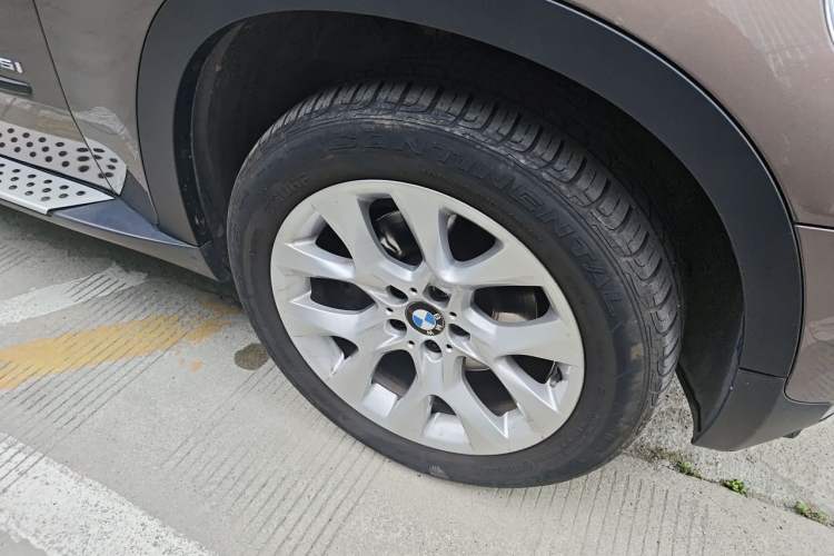 Used BMW X5 2013 xDrive35i Luxury Model Right Front Wheel Hub