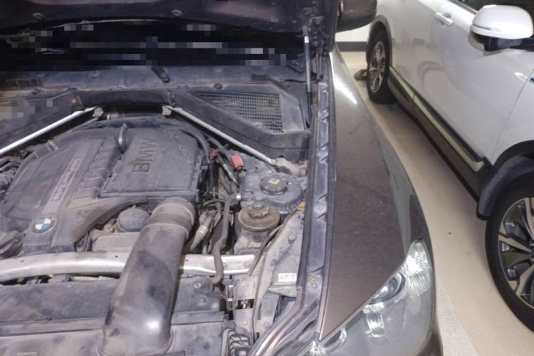 Used BMW X5 2013 xDrive35i U.S. specification Engine Bay Left