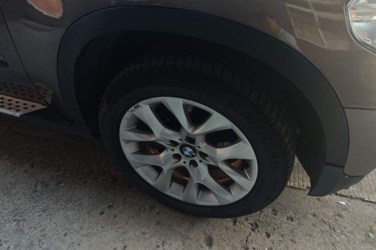Used BMW X5 2013 xDrive35i Luxury Model Right Front Wheel Hub