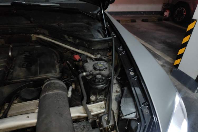 Used BMW X5 2013 xDrive35i Luxury Edition Engine Bay Left
