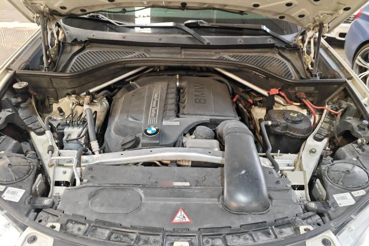 Used BMW X5 2013 xDrive35i U.S. specification Engine Bay