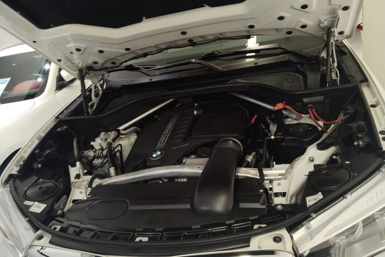 Used BMW X5 2013 xDrive35i U.S. specification Engine Bay