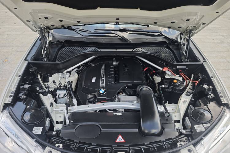 Used BMW X5 2013 xDrive35i U.S. specification Engine Bay