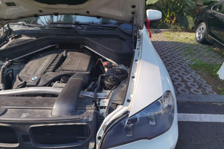 Used BMW X5 2013 xDrive35i U.S. specification Engine Bay Left