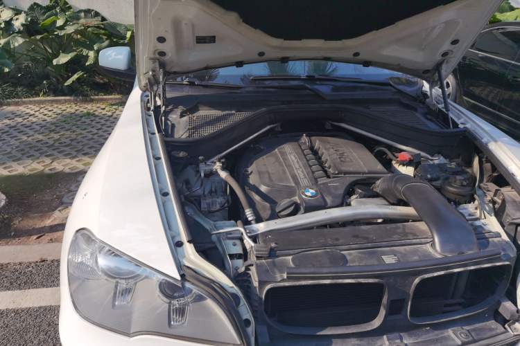 Used BMW X5 2013 xDrive35i U.S. specification Engine Bay Right