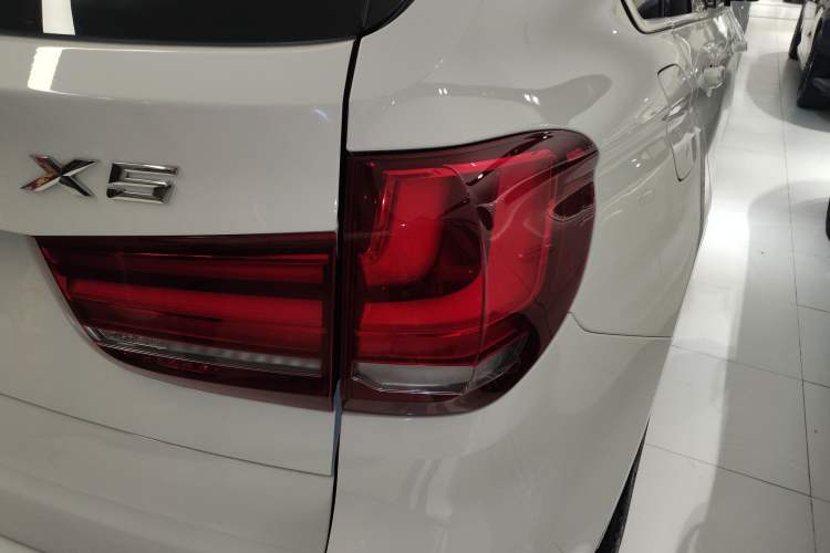 Used BMW X5 2013 xDrive35i U.S. specification Exterior 3