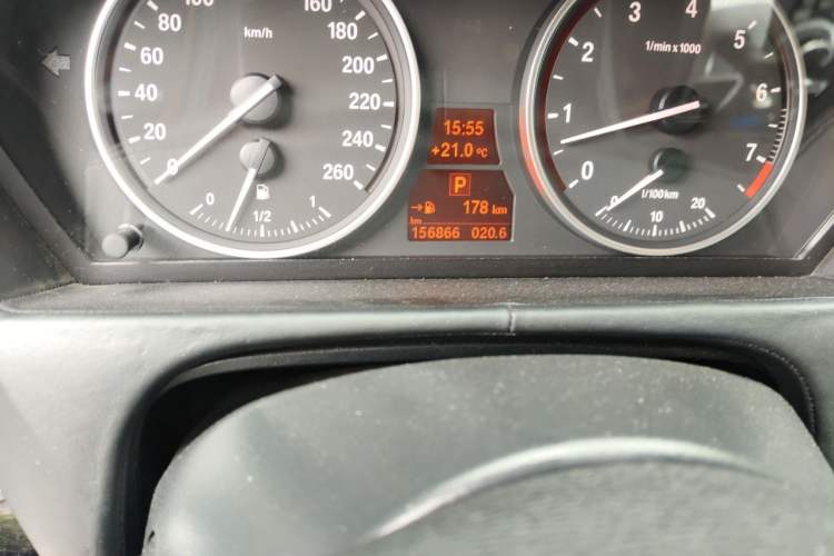 Used BMW X5 2013 xDrive40i Odometer Close Up