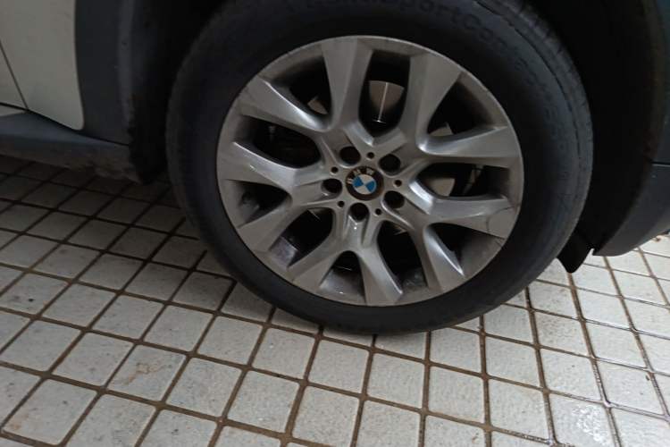 Used BMW X5 2013 xDrive35i Luxury Model Right Front Wheel Hub
