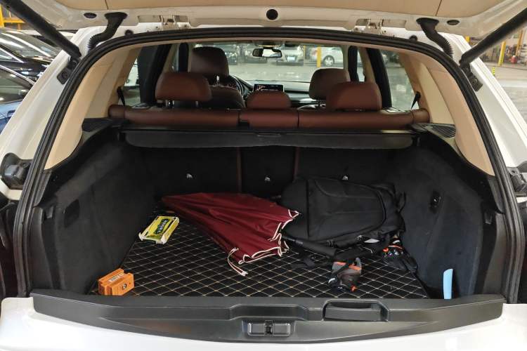 Used BMW X5 2013 xDrive35i U.S. specification Trunk